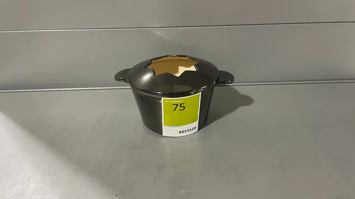 Emailierter Topf mit Stern-Deckel
